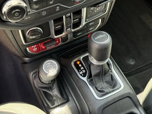 Used 2025 Jeep Gladiator Mojave w/ Convenience Group AWD/4WD image 24