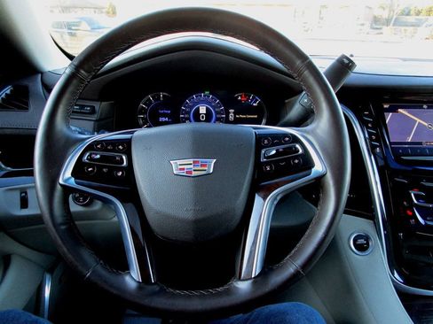 Used 2017 Cadillac Escalade ESV Luxury image 22