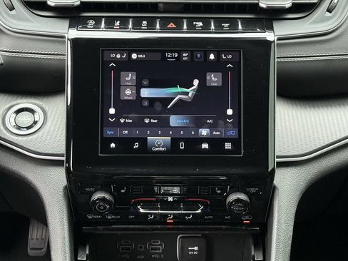 Used 2023 Jeep Grand Cherokee Altitude AWD/4WD image 16