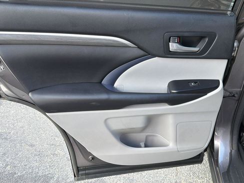 Used 2018 Toyota Highlander Limited FWD image 17