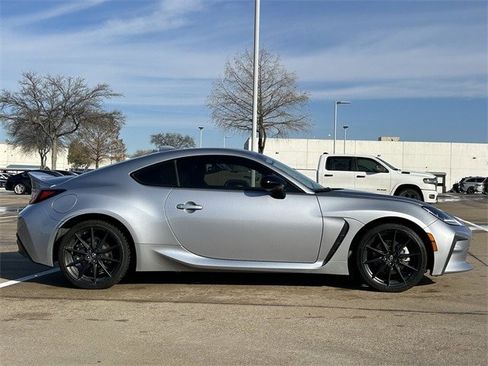 Used 2023 Toyota GR86 Premium image 3