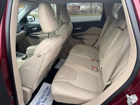 Used 2019 Jeep Cherokee Latitude w/ Cold Weather Group image 8