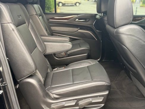 Used 2024 Cadillac Escalade ESV Luxury RWD image 18