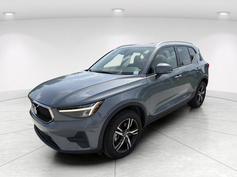 Used 2023 Volvo XC40 B4 Core w/ Convenience Package FWD image 8