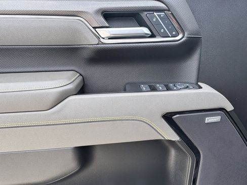 Used 2025 Chevrolet Silverado 1500 ZR2 w/ Technology Package image 17