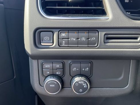 Used 2022 Chevrolet Suburban LT AWD/4WD image 31