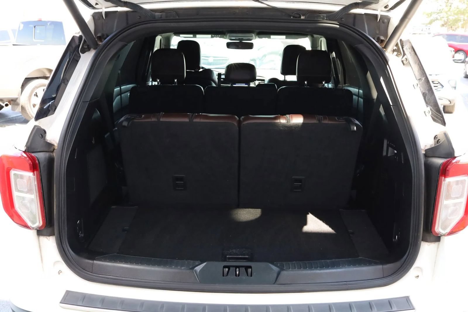 Used 2020 Ford Explorer Platinum w/ Premium Technology Package AWD/4WD image 39