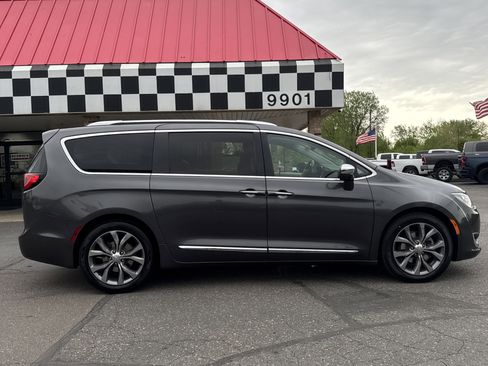 Used 2018 Chrysler Pacifica Limited w/ Advanced Safetytec Group FWD image 8
