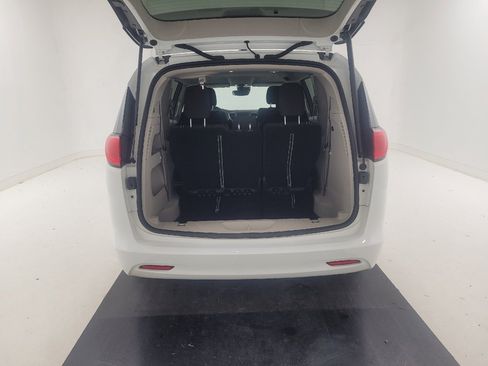 Used 2024 Chrysler Voyager LX FWD image 29