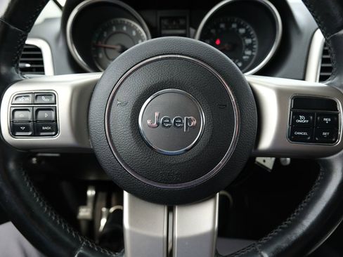 Used 2011 Jeep Grand Cherokee Laredo image 16