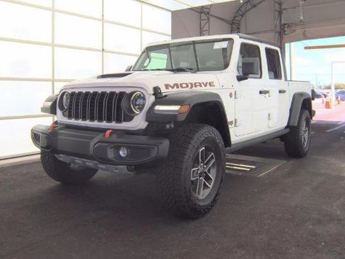 Used 2025 Jeep Gladiator Mojave w/ Convenience Group AWD/4WD image 4