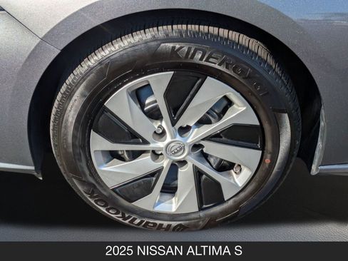 Used 2025 Nissan Altima 2.5 S image 11