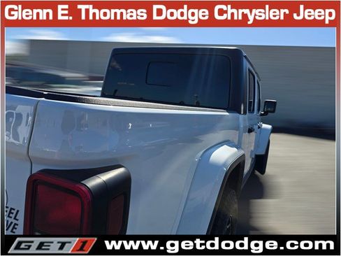 Certified 2022 Jeep Gladiator Willys image 12