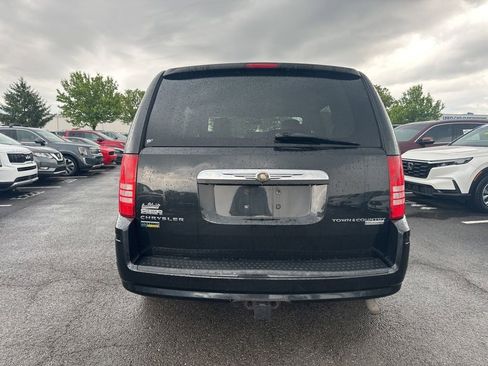 Used 2010 Chrysler Town & Country LX FWD image 9