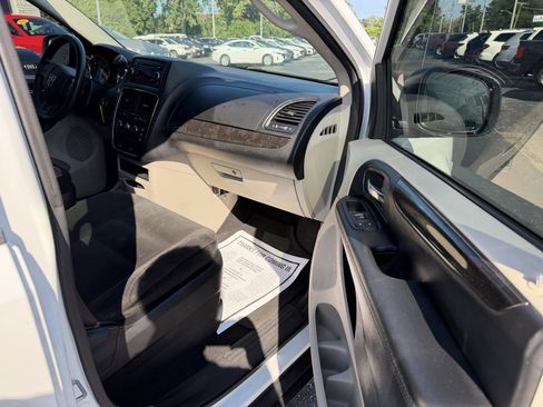 Used 2015 Dodge Grand Caravan American Value Package FWD image 13