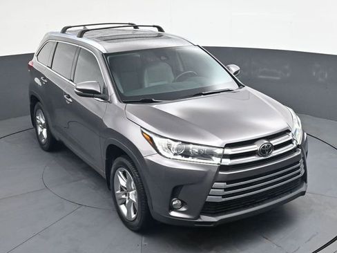 Used 2018 Toyota Highlander Limited AWD/4WD image 29