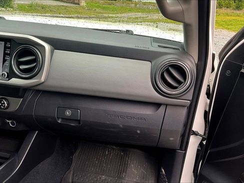 Used 2020 Toyota Tacoma SR5 w/ Technology Package AWD/4WD image 13
