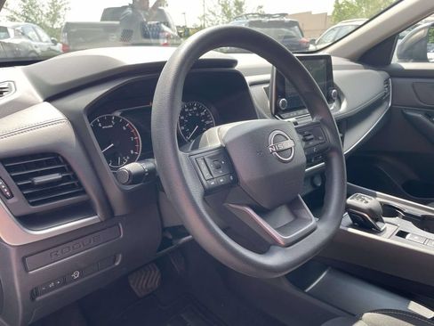 Used 2025 Nissan Rogue S FWD image 18