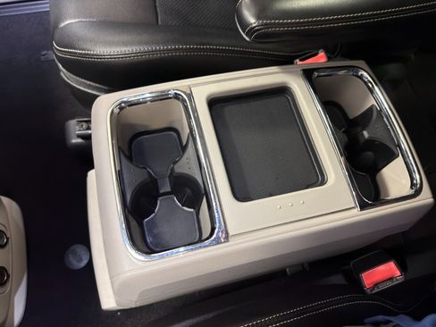 Used 2016 Chrysler Town & Country Touring-L image 50