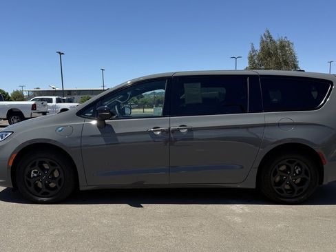 Used 2023 Chrysler Pacifica Limited w/ Uconnect Theater Family Group FWD image 4
