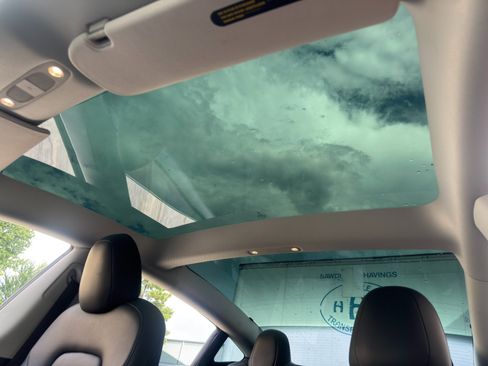 Used 2022 Tesla Model 3 RWD image 12