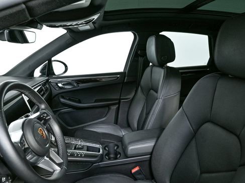 Certified 2020 Porsche Macan AWD/4WD image 5