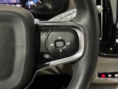 Used 2023 Volvo XC40 B5 Plus image 21