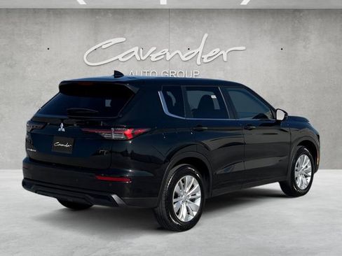 Used 2025 Mitsubishi Outlander ES image 16