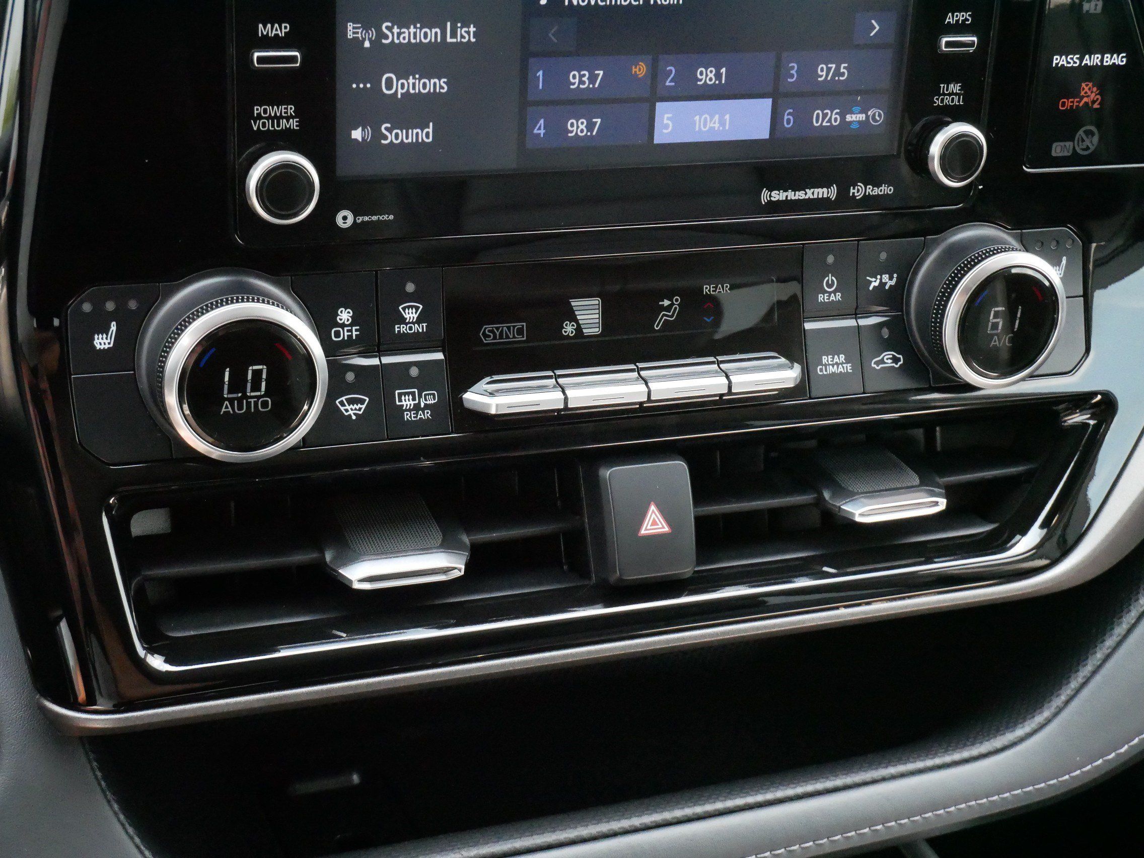 Used 2022 Toyota Highlander XLE AWD/4WD image 23