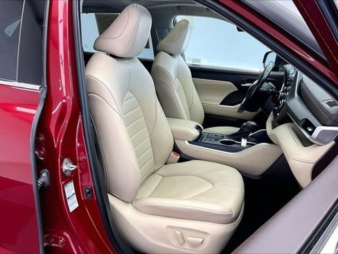 Used 2021 Toyota Highlander XLE image 6