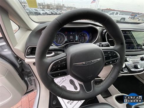 Used 2024 Chrysler Pacifica Touring-L image 11