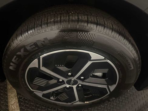 Used 2025 Kia Niro LX image 10