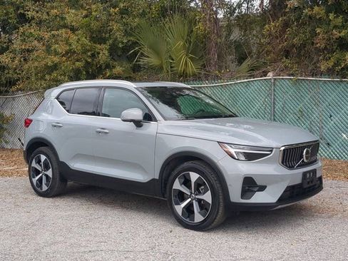 Used 2025 Volvo XC40 B5 Plus image 2