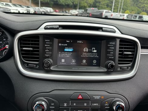 Used 2018 Kia Sorento FWD image 16