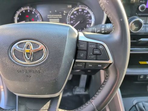 Used 2024 Toyota Highlander XLE image 18