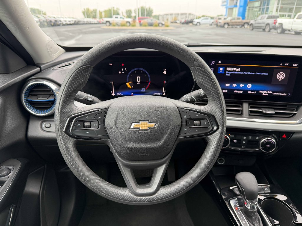 Used 2025 Chevrolet Trax LT FWD image 34
