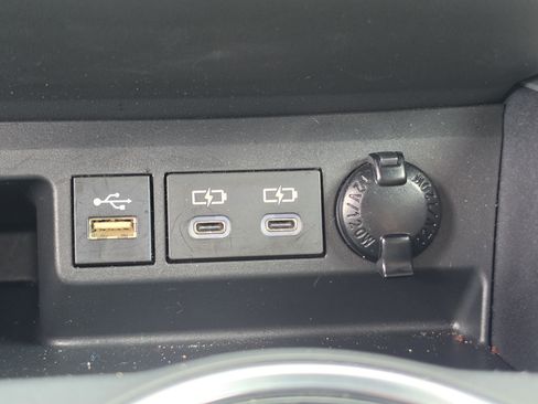 Used 2023 Toyota Highlander XLE FWD image 27