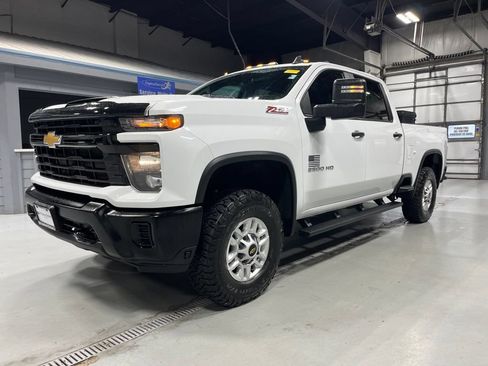 Used 2024 Chevrolet Silverado 2500 W/T AWD/4WD image 3