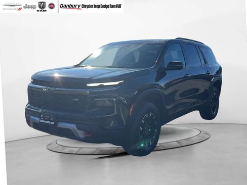 Used 2024 Chevrolet Traverse Z71 image 3