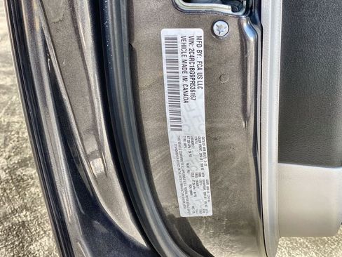 Used 2023 Chrysler Pacifica Touring-L FWD image 33