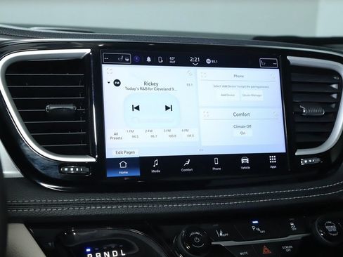 Used 2023 Chrysler Pacifica Touring-L FWD image 24