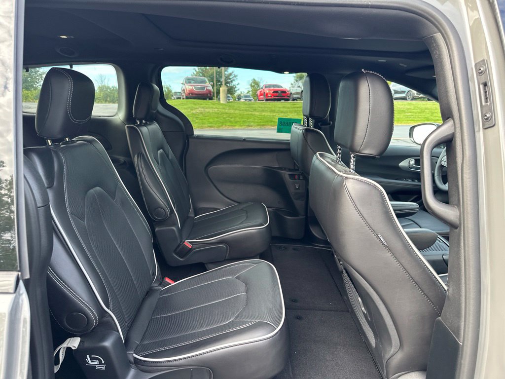 Used 2025 Chrysler Pacifica Limited FWD image 17