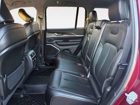 Used 2023 Jeep Grand Cherokee Limited w/ Black Appearance Package image 10