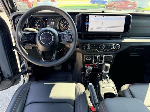 Used 2025 Jeep Wrangler Unlimited Rubicon AWD/4WD image 2