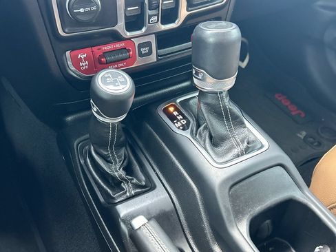 Used 2022 Jeep Wrangler Unlimited Rubicon 4xe w/ Cold Weather Group AWD/4WD image 19