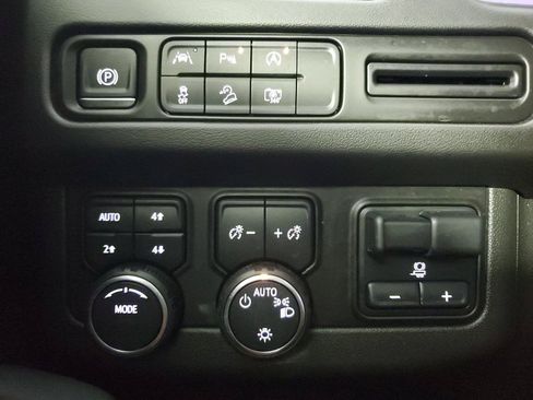 Used 2023 Chevrolet Tahoe Z71 w/ Luxury Package AWD/4WD image 35