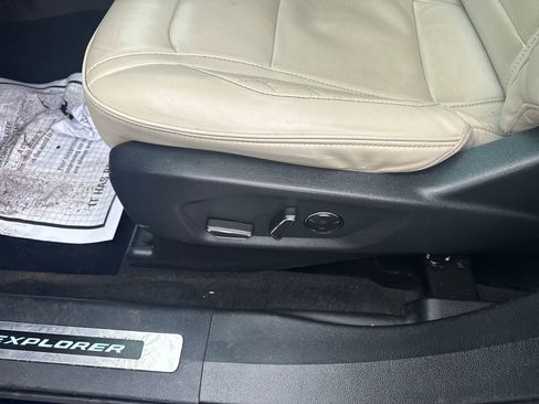 Used 2016 Ford Explorer Platinum image 31