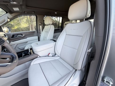 Used 2025 GMC Yukon XL Denali w/ Sun & Power Step Package image 10