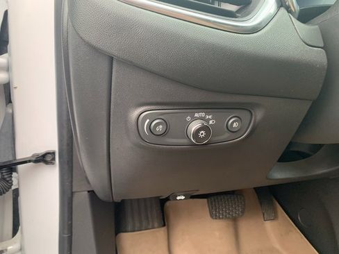 Used 2023 Chevrolet Equinox Premier image 7