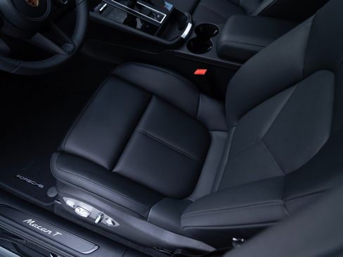 Certified 2026 Porsche Macan Turbo AWD/4WD image 17